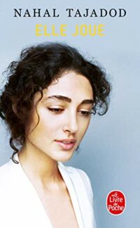 Elle joue